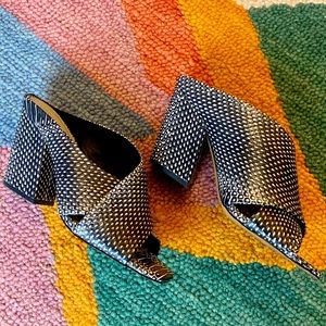 Nordstrom 1.State Graible Black and White Snakeskin Patterned Mule SZ9/40